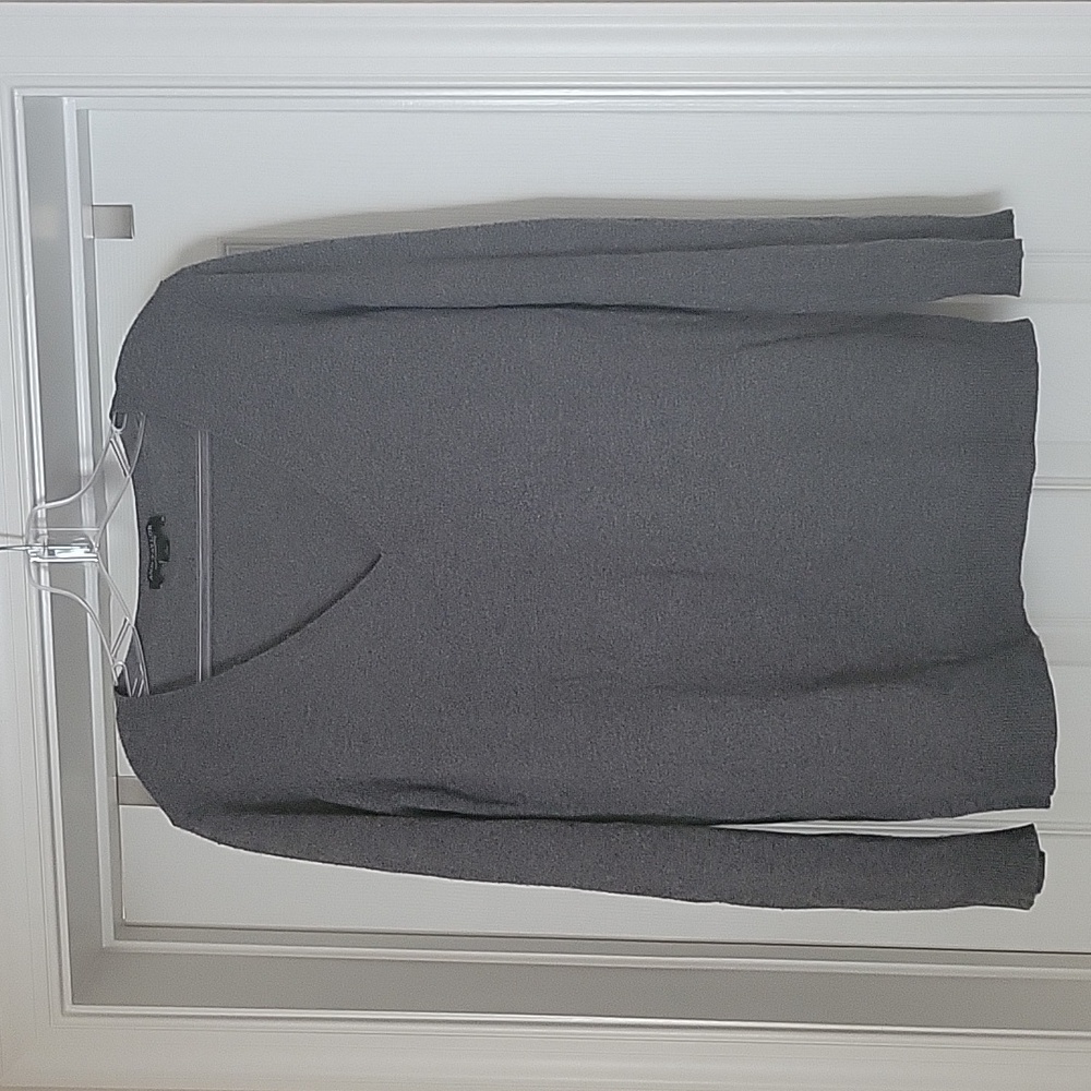 Ann Taylor 100% cashmere v neck sweater in dark grey